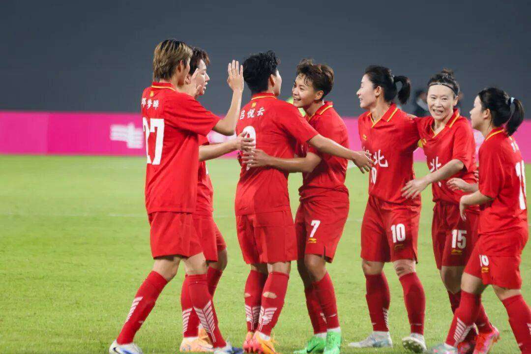 九游APP-中国女足队员团结合作，夺取冠军